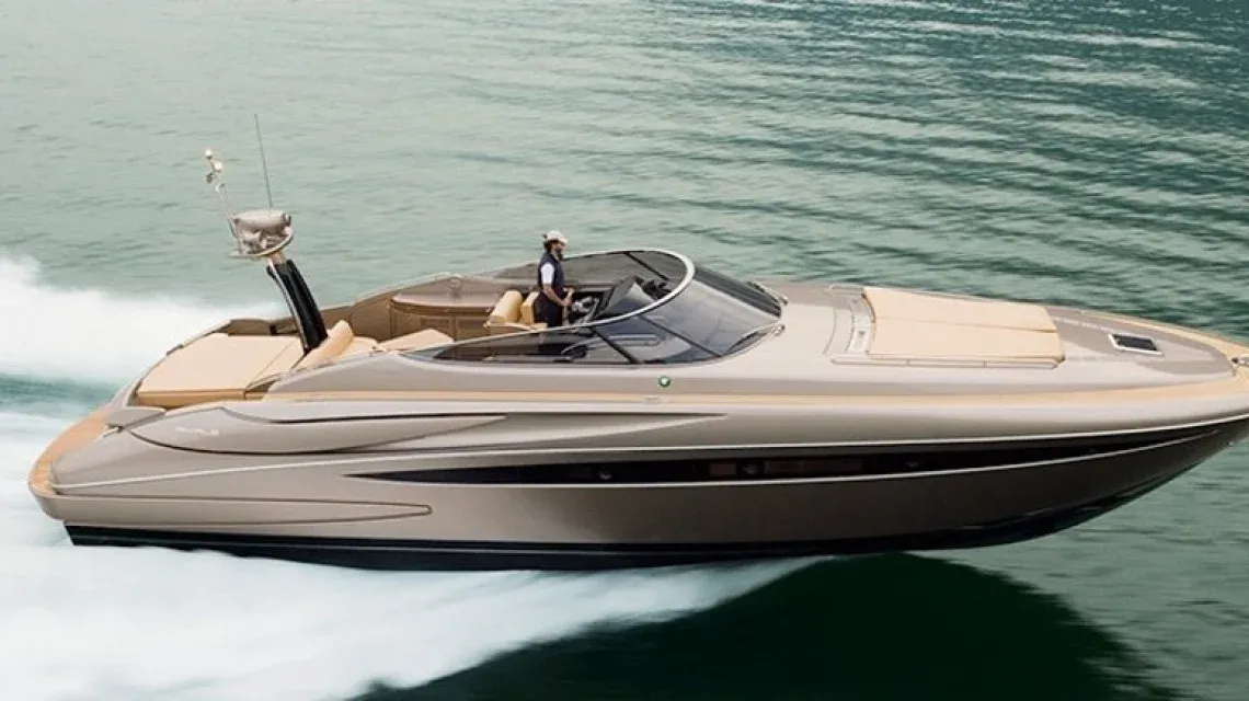 Alquila el Yate Riva Rivale 52 Invictus en Ibiza Lujo Velocidad y Exclusividad en el Ma website