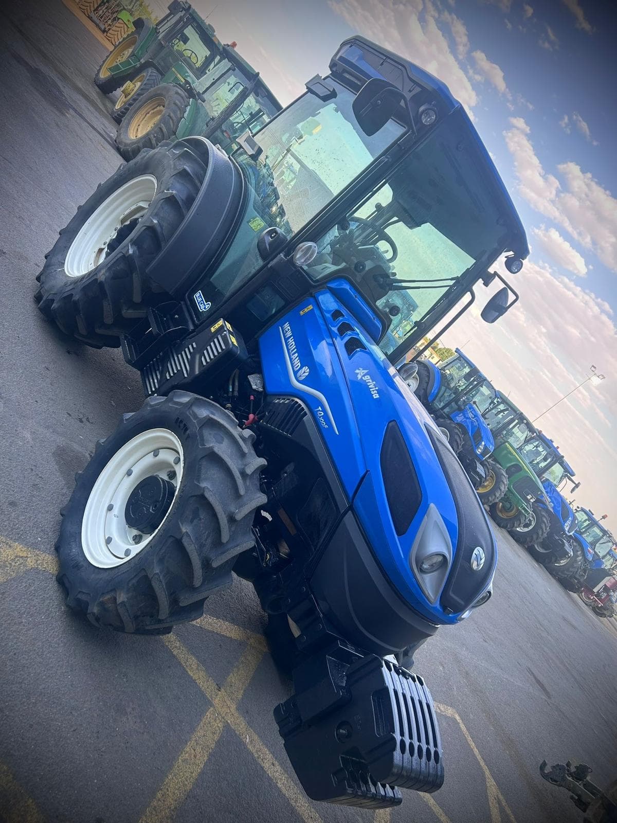 ALQUILER TRACTOR NEW HOLLAND T4F website