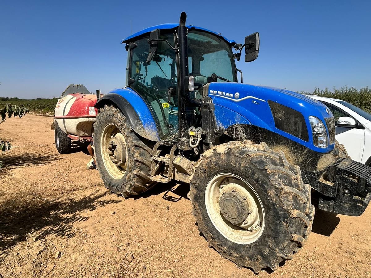 ALQUILER TRACTOR NEW HOLLAND T5 website